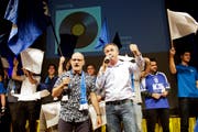 Ein akustischer Höhepunkt: Martin Egli und Urs Poltera stellen im Pentorama die Fanhymne von Volley Amriswil vor. (Bild: Donato Caspari)