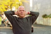 Meir Shalev: «Ich weiss nicht, ob wir Israeli das Politisieren lieben, aber es gehört bei uns zum Alltag.» (Bild: Brigitte Friedrich/SZ/Keystone)