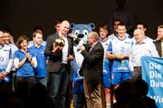 Auszeichnung und Ansporn: Marko Klok, Trainer der ersten Mannschaft, bekommt anlässlich der Jubiläumsfeier von Vizepräsident Kurt Wick einen golden glänzenden Ball. (Bild: Donato Caspari)