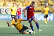YB-Captain Fabian Lustenberger (links) im Duell mit dem Basler Kevin Bua (Bild: Key).