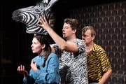 Herdentiere, die manchmal etwas ausscheren: Barbara Heynen, Diego Valsecchi und Herwig Ursin auf der Tuchlaube-Bühne. (Bild: Andreas Zimmermann)