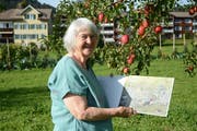 Ist viel in der Natur anzutreffen: Lilly Langenegger bei ihrem Wohnhaus in Gais. In ihren Händen hält sie das Buch «Zita und Bläss». (Bild: Alessia Pagani)