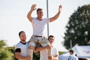 Stefan Ettlin lässt sich nach seinem Sieg feiern. Bild: Corinne Glanzmann (Grosswangen, 21. September 2019)
