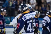 Umarmung für den ehemaligen Teamkollegen: Luganos Reto Suri und Zugs Carl Klingberg (vorne). (Bild: Alexandra Wey/Keystone (Zug, 21. September 2019))