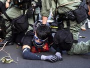 Bei Protesten von Regierungsgegnern in Hongkong ist es erneut zu Ausschreitungen gekommen. (Bild: KEYSTONE/EPA/JEROME FAVRE)