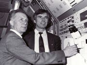 Erster Deutscher im All: Sigmund Jähn (links) im Jahr 1990 mit dem Astronauten Ulf Merbold. Nun ist Jähn mit 82 Jahren verstorben. (Bild: KEYSTONE/AP AO/MARGRET PFEIL)
