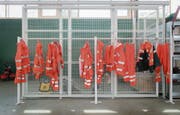 Während die Mitarbeiter der Dienststelle Stadtgrün ihr Übergewand im Werkhof hängen lassen, arbeitet ihr Geld auf dem Personal-Anlagekonto der Stadt für sie weiter. (Bild: Benjamin Manser)
