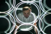 Alleinherrscher in seiner eigenen Welt: David Kopp als Influencer in Bettina Erasmys «Der ideale Staat in mir» am Vorarlberger Landestheater Bregenz. (Bild: Anja Köhler)
