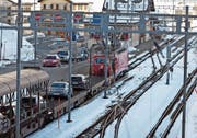Der Autoverlad in Realp ist in die Jahre gekommen und muss umfassend erneuert werden. Dabei soll auch das Bahnhofgebäude und das Bistro abgerissen und durch einen Neubau ersetzt werden (Bild: Gaetan Bally/Keystone, 23. März 2013)