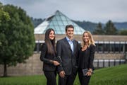Ilayda Baris, Tommaso Giardini und Chiara Bolter (v.l.) vom Verein «Law Clinic». (Bild: Michel Canonica)