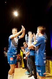 Vorstellung des Nationalliga-A-Teams: Die einzeln aufgerufenen Spieler von Volley Amriswil beim Abklatschen. (Bild: Donato Caspari)