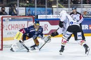 EVZ-Goalie Leonardo Genoni wird gegen Lugano zum Matchwinner. Bild: Alexandra Wey/Keystone (Zug, 21. September 2019)