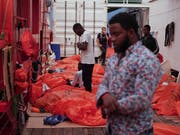Ein Migrant betet auf dem Rettungsschiff «Ocean Viking» auf dem Mittelmeer zwischen Malta und Italien. (Bild: KEYSTONE/AP/RENATA BRITO)