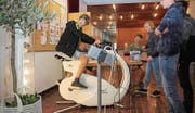Wer auf dem «Tramp-den-Lukas» genügend Energie einsetzte, brachte die Leuchtmittel zum Leuchten. Bild: Cecilia Hess-Lombriser