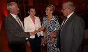 Die Zürcher alt Regierungsrätin Rita Fuhrer (zweite von rechts) und der Schwyzer Ständerat Peter Föhn (rechts) gratulieren dem heutigen SVP-Kantonalpräsidenten Christoph Keller und Gründungspräsidentin Michèle Blöchliger. (Bild: Kurt Liembd, Hergiswil, 21. September 2019)