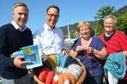Peter Burri Follath, Pro Senectute Schweiz, Remo Rey, Geschäftsführer der Schifffahrtsgesellschaft URh, Roswitha Büchel, Initiantin der Strick-Schiff-Idee, und Monika Goldinger, Gastgeberin des URh-Strickanlasses auf der MS Thurgau. (Bild: Margrith Pfister-Kübler)
