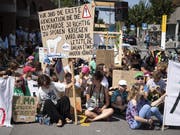 Unter dem Eindruck der Klimastreiks hat der Ständerat am Montag die Beratungen zum CO2-Gesetz begonnen und erste Entscheide gefällt. Die Klimajugend erntete Lob im Rat. (Bild: KEYSTONE/PETER SCHNEIDER)