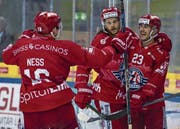 Nico Dünner (rechts) freut sich über seinen Treffer zum 3:0 gegen Ambri-Piotta. Bild: Patrick B. Krämer/Keystone (Rapperswil, 14. September 2019)