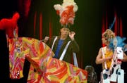 In der Saison 2002 waren Ursus und Nadeschkin bereits einmal mit dem Circus Knie auf Tournee. Legendär ist dabei der Auftritt mit Kartonrössern als Anspielung auf die grosse Knie-Tradition der Pferdedressur. (Bild: Chris Mansfield)