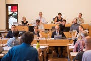 Blick in den Parlamentssaal im Waaghaus: Mit dem Rücken zur Kamera sitzen die Parlamentsmitglieder, mit Blick in den Saal (von vorne nach hinten) Stadtrat, Stimmenzähler sowie Parlamentspräsidium, in dem Fall links aussen ergänzt durch die ein Geschäft vertretende GPK-Präsidentin. (Bild: Adriana Ortiz Cardozo - 3. Juli 2019)