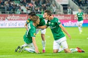 Bejubeln das 2:0 gegen Servette: Torschütze Lukas Görtler (rechts) mit Victor Abril Ruiz (Mitte) und Miro Muheim. (Bild: Urs Bucher)