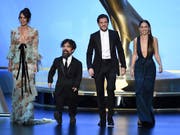 Die Schauspieler Lena Headey, Peter Dinklage, Kit Harington und Emilia Clarke der US-Fantasyserie «Game of Thrones» während der Emmy-Gala auf der Bühne in Los Angeles. (Bild: KEYSTONE/AP Invision/CHRIS PIZZELLO)