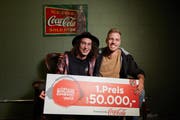 Die strahlenden Sieger: Gitarrist und Sänger Daniel Beltrametti (links) aus Seedorf und Schlagzeuger Nico Hunziker aus Brunnen. (Bild: PD)