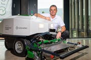 Ronovatec-CEO Marcus Riva mit dem Prototypen des autonomen Mähroboters. (Bild: Christian H. Hildebrand, Rotkreuz, 14. September 2019)