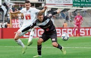 FCL-Verteidiger Stefan Knezevic (links) geht gegen Luganos Balint Vecsei zur Sache. Bild: Marusca Rezzonico/Freshfocus (22. September 2019)