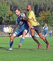 In Bedrängnis: Dietwils Joel Kaufmann (links) gegen Baars Manuel Maumar. (Bild: Patrick Hürlimann, 21. September 2019)