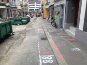 Bauabschrankungen und Bodenbemalung lässt erahnen, was in der Metzgergasse in den nächsten Wochen und Monaten baulich passiert.
