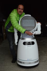 Matthias Gehring, Gemeindepräsident von Hauptwil-Gottshaus, mit dem Roboter Cruzr. (Bild: Georg Stelzner)