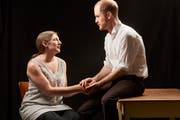 Eveline Ketterer und Tobias Stumpp übernehmen drei verschiedene Rollen. (Bild: Chris Mansfield)