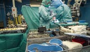 Mit seiner Entscheidung, wo er sich operieren lässt, entscheidet ein Patient auch über die Zukunft eines Spitals mit. (Bild: Reto Martin)