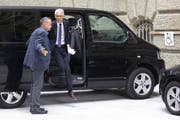 Bundesanwalt Michael Lauber steigt beim Seiteneingang des Bundeshauses aus einem Bus, am Dienstag, 24. September 2019 in Bern. Bundesanwalt Lauber erscheint zu einer Anhoerung bei der Fraktion der SP. (KEYSTONE/Peter Klaunzer)