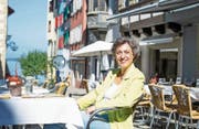 Tabea Zimmermann Gibson vor ihrem Lieblingsrestaurant, dem «Fischmärt», in der Zuger Altstadt.Bild: Jan Pegoraro (4. September 2019)