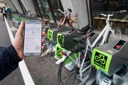 Die neuen Veloparkplätze beim Bahnhof in Luzern. Die Parkplätze können per App reserviert werden. (Bild: Eveline Beerkircher, Luzern, 24. September 2019)