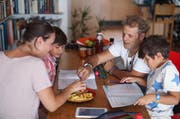 Hausaufgaben machen, Znacht essen, zusammen reden: Das klappt nicht immer so harmonisch.