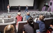 Bevor der Film startet, gibt’s Slapstick: Matthias Flückiger, Ivan Georgiev (als Charlie Chaplin) und Simone Stahlecker stimmen die Kinder im Kinok auf den Stummfilmklassiker «Goldrausch» ein. (Bild: Hanspeter Schiess)