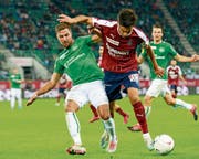 Das Knie hält: Alain Wiss (links) im Zweikampf mit Servettes Boris Cespedes. (Bild: Marc Schumacher/Freshfocus)
