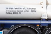 Wasserstoffstanks werden an der Coop-Wasserstofftankstelle in Hunzenschwil angeliefert. (Bild: Gaëtan Bally, 3. November 2016)