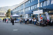 Besucher und Besucherinnen am Tag der offenen Tür im BSZ Steinen. (Bild: PD)