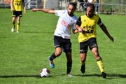 Torschütze Andrej Barbarez setzt sich gegen Altdorfs Captain Calderon Mavembo durch. (Bild: Ronny Arnold, Altdorf, 22. September 2019)
