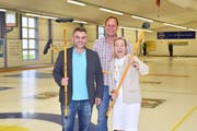 Spielleiter Michael Höchner, Genossenschaftspräsident Markus Fässler und Marketingchefin Jeannine Ballabio in der Curlinghalle. (Bild: Mario Testa)