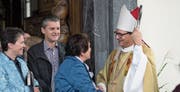 Bischof Felix Gmür verabschiedet die Kirchgänger. (Bild: Corinne Glanzmann, Sachseln, 25. September 2019)