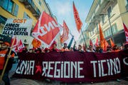 Bauarbeiter demonstrieren in Bellinzona für bessere Arbeitsbedingungen. (Bild: Carlo Reguzzi/Keystone, 9. November 2015)