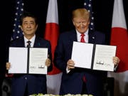 Nach monatelangen Verhandlungen haben US-Präsident Trump und der japanische Ministerpräsident Shinzo Abe Handelsverträge unterzeichnet. (Bild: KEYSTONE/AP/EVAN VUCCI)