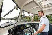 Kapitän Urs Thaler steuert die Ms Arenenberg in die Werft. (Bild: Donato Caspari)