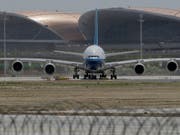 In China ist am Mittwoch der nach Gebäudefläche grösste Airport der Welt eingeweiht worden. (Bild: KEYSTONE/AP/NG HAN GUAN)