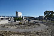 Mitarbeiter gestalten und bauen einen Park am Bauwerk-Hauptsitz in St.Margrethen. Bild: PD